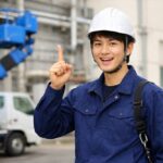 設備工事会社の作業員が現場で説明する様子